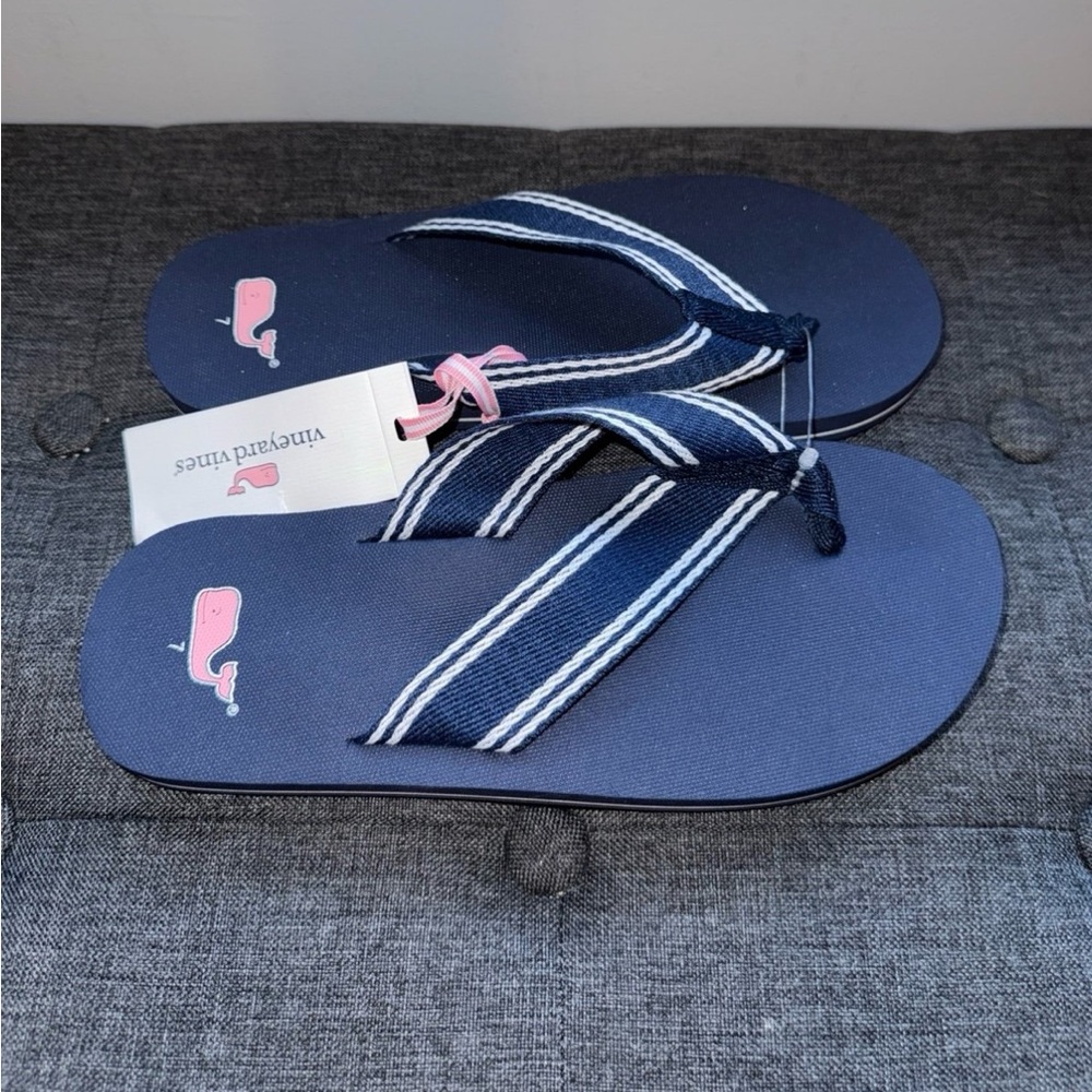 NEW VINEYARD VINES WOMENS SZ 7 nautical navy flip flop sandals 
2Z001139-480